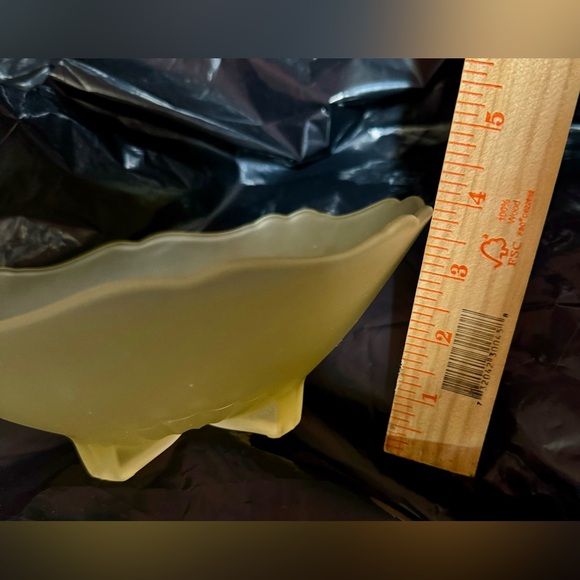 VINTAGE FROSTED SATIN YELLOW FOOTED GLASS CONSOLE BOWL/FRUIT BOWL - Picture 3 of 5